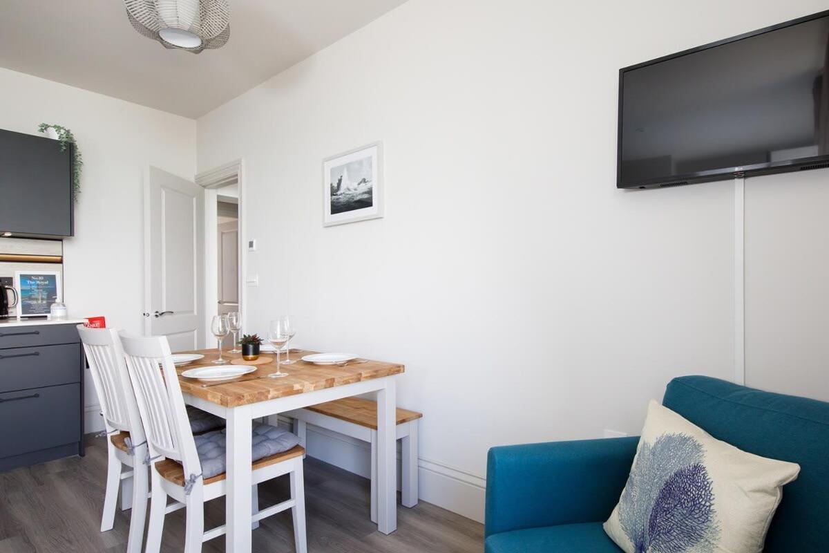 Panoramic Sea Views In Beachfront Apt W Balcony Богнор-Регис Экстерьер фото